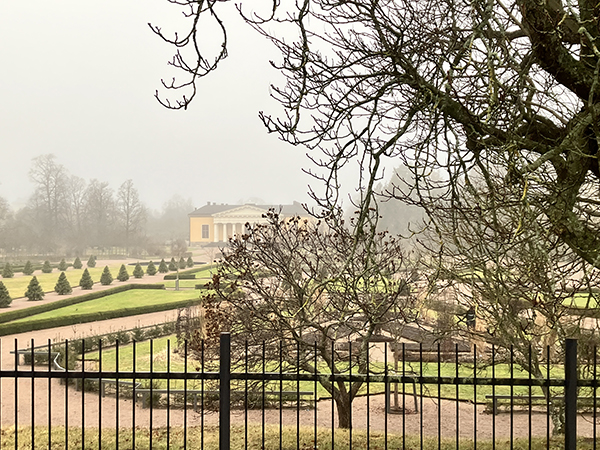 Barockträdgården tidig februarimorgon
