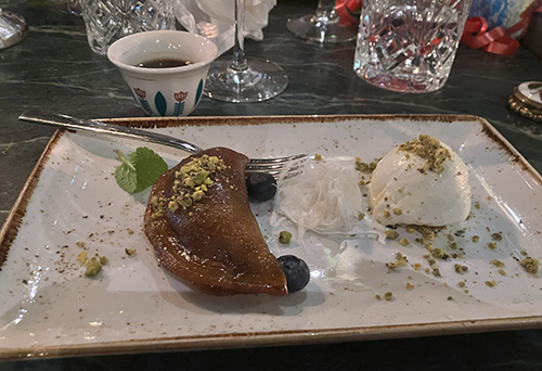 Byblos nya dessert friterad pannkaka med valnötter o honung o glass kardemummakaffe