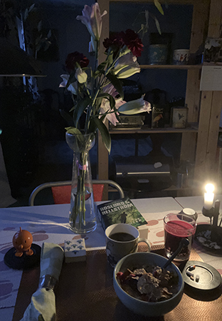 Fredagsfrukost med tända ljus Hopptimisten liljor o nejlikor Tre minuter