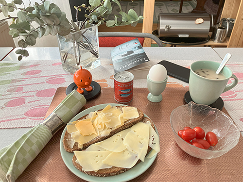 Hemmalunch med mackor Varma koppen svamp ägg tomater Hopptimisten o Efterspelet