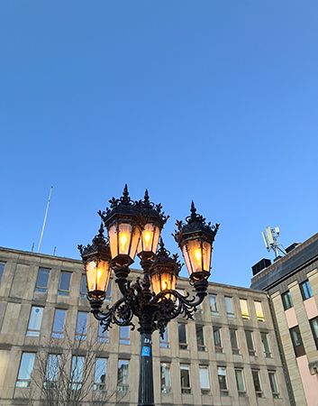 Lyktan på Stora torget runt 7 o 15 februarimorgon 2025