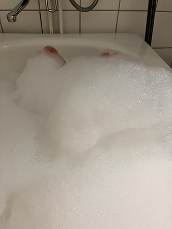 Tårna sticker upp ur skumbad