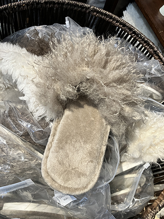 Tofflor ulliga på Fullerö