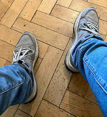 Mina fötter och ben i väntrummet