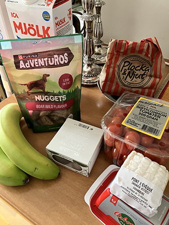 Mjölk bananer hundnuggets värmeljus tomater ost pastej lördagsgodispåse