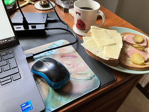 Skrivbordslunch med kaffe och mackor