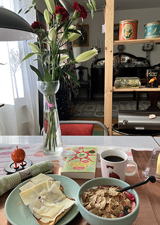 Söndagsfrukost med Hopptimisten liljor nejlikor Kyss Karlsson rostat o fil Söndagsfrukost med Hopptimisten liljor nejlikor Kyss Karlsson rostat o fil