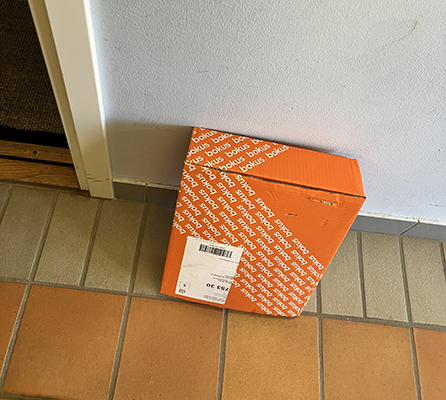 Paket från Bokus lämnat vid min dörr