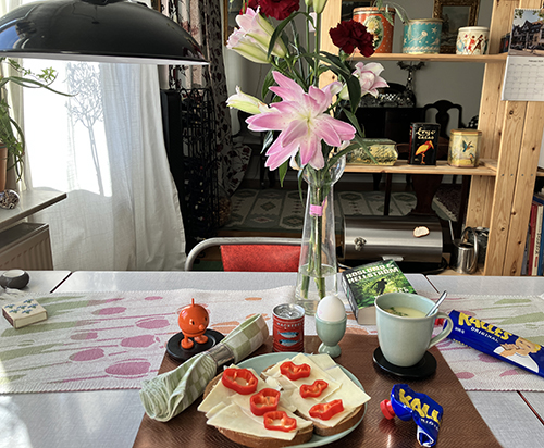 Hemmalunch med ostmackor Varma koppen sparris Tre minuter Hopptimisten o liljor o nejlikor Kalles kaviar