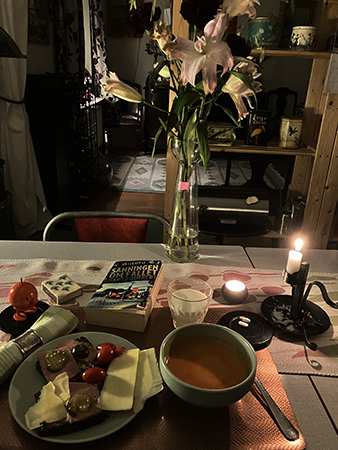 Hopptimisten och vissna liljor med mackor tomatsoppa Harry Quebert och tända ljus Hopptimisten och vissna liljor med mackor tomatsoppa Harry Quebert och tända ljus