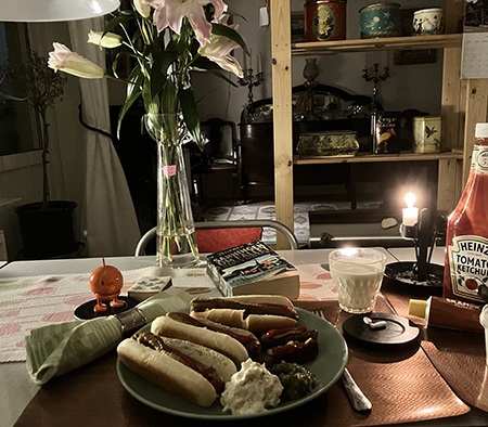 Kycklingkorv med bröd räksallad o bostongurka Hopptimisten liljor och Harry Quebert