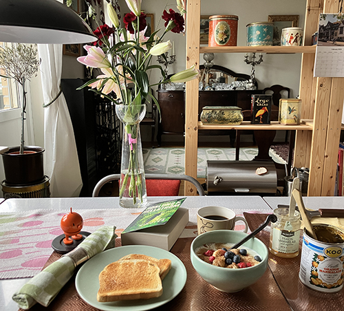 Lördagsfrukost med liljor nejlikor Hopptimisten Tre minuter rostat bröd fil marmelad