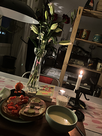 Mackor o Thaisoppa med Hopptimisten tända ljus liljor nejlikor o Kyss Karlsson i nacken