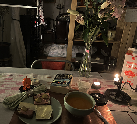 Mackor och tomatsoppa Hopptimisten Harry Quebert tända ljus liljor Mackor och tomatsoppa Hopptimisten Harry Quebert tända ljus liljor