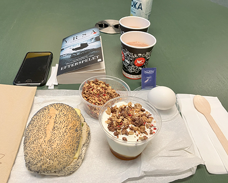 Onsdagslunch på jobbet med boken Efterspelet