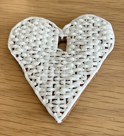 Pepparkakshjärta med mycket vit kristyr Pepparkakshjärta med mycket vit kristyr