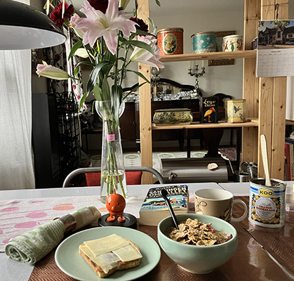 Söndagsfrukost med liljor Hopptimisten Harry Quebert rostat o fil