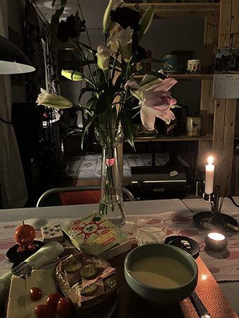 Thaisoppa o mackor med Hopptimisten Kyss Karlsson liljor nejlikor o tända ljus