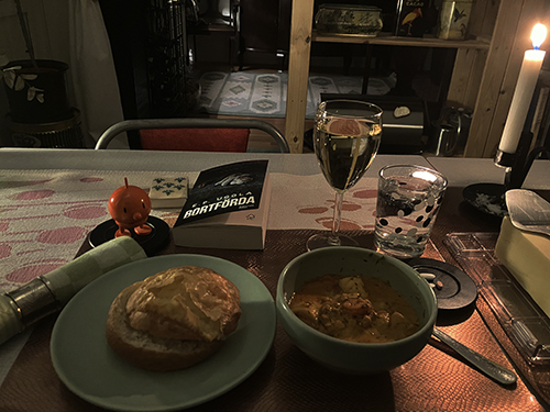 Torsdagsfisksoppa från Torgkassen bröd ett glas vitt Hopptimisten och Bortförda Torsdagsfisksoppa från Torgkassen bröd ett glas vitt Hopptimisten och Bortförda