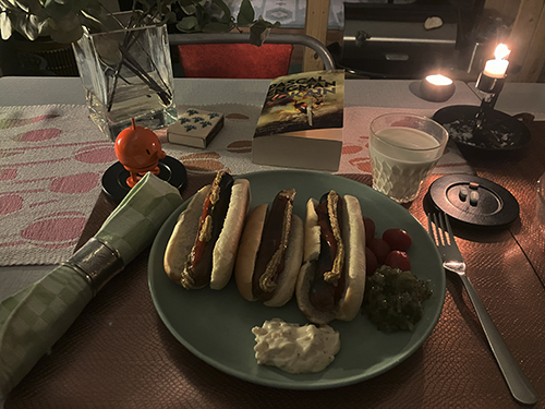 Tre kycklingkorvar med bröd Hopptimisten boken Kokain