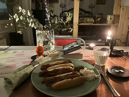 Tre kycklingkorvar med bröd Hopptimisten Efterspelet