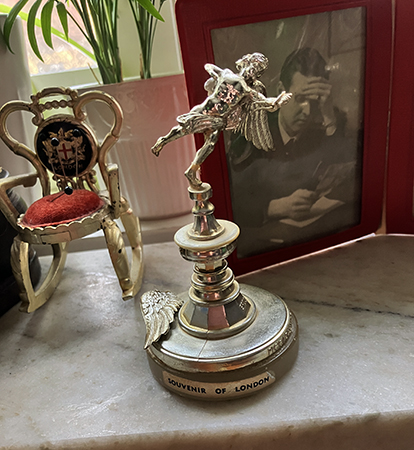 Anteros har tappat ena vingen min unga pappa till höger på foto och till vänster en nåldyna i form av en miniatyrgungstol från London 