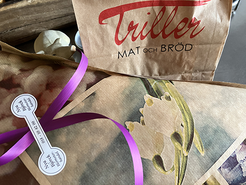 Blomsterpaket från Nya Björck blomsterhandel köksgrisen o påse från Triller