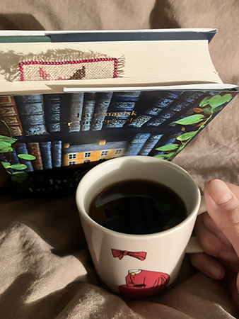 Cirka en fjärdedel läst i boken o kaffe på sängen