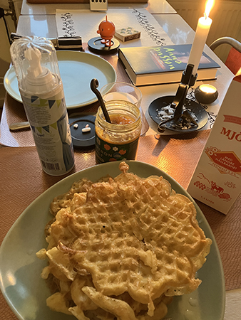 En tallrik gräddade våfflor