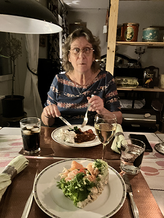 FEM äter kycklingspett o jag smörgåstårta