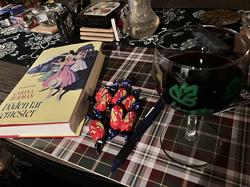 Lördagsgodis Döden tar semester Dumlekolor ett glas Vesper