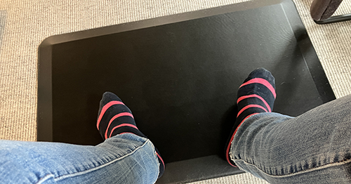 Mina fötter i randiga strumpor på ståmatta