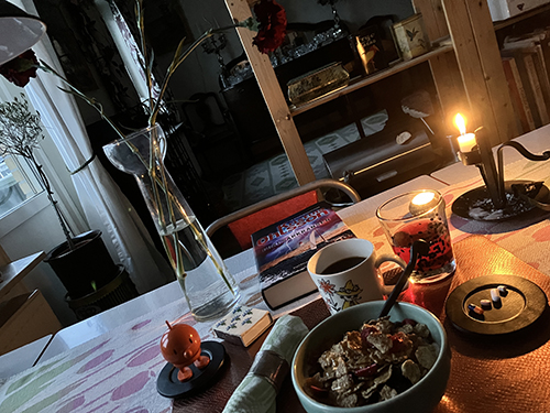 Onsdagsfrukost med Hopptimisten Frälsarkransen tända ljus nejlikor