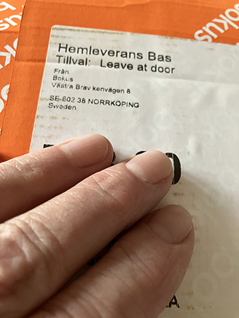 Orange paket med min hand på