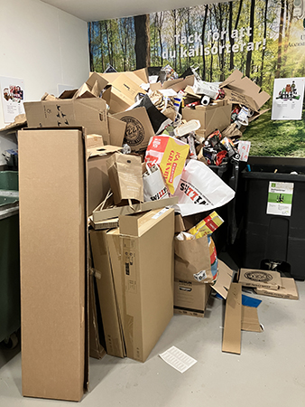 Sopberg pappersförpackningar i soprummet