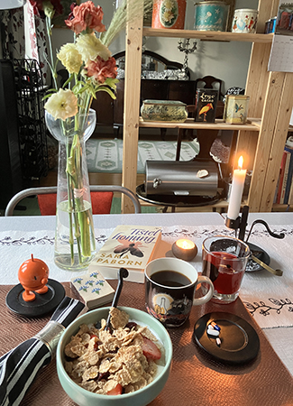 Tisdagsfrukost med tända ljus Hopptimisten och Tistelhonung Tisdagsfrukost med tända ljus Hopptimisten och Tistelhonung