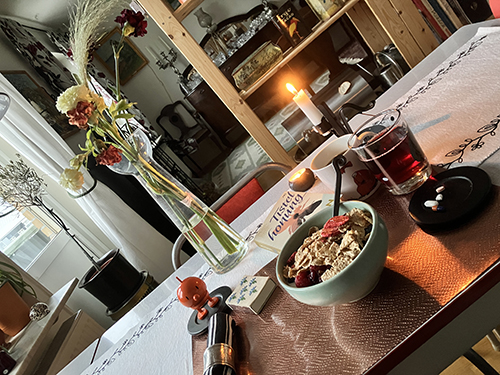 Torsdagsfrukost med Tistelhonung Hopptimisten o tända ljus