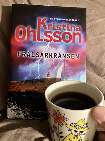 Boken Frälsarkransen och kardemummakaffe på sängen