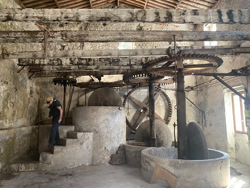 Bellevesasseskvarnen interiör med kugghjul foto Gunilla Sthyr