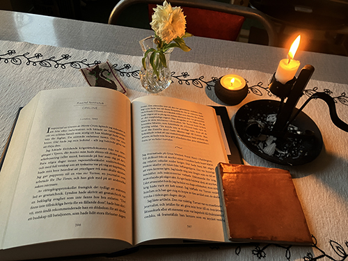 Bokuppslag Den hemliga bokhandeln tända ljus blomma bokmärke