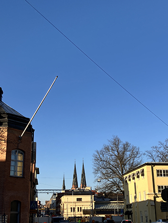 Domkyrkotornen mot blå marshimmel St Persgatan