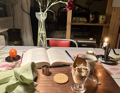 Hasselnötsglass digestive kaffe Hopptimisten nejlikor bokuppslag o tända ljus