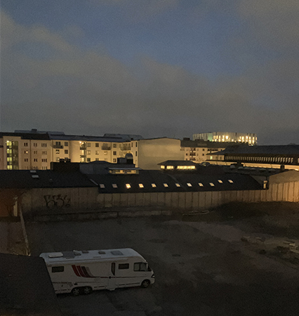 Marsmorgon ljusblåhimmel husbil på parkeringen