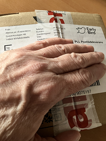 Min hand på ett paket