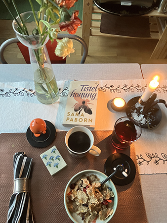 Onsdagsfrukost med Hopptimisten Tistelhonung tända ljus och vissna blommor Onsdagsfrukost med Hopptimisten Tistelhonung tända ljus och vissna blommor