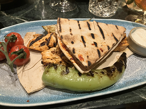 Shish Taouk med bröd tomater paprika sås Byblos