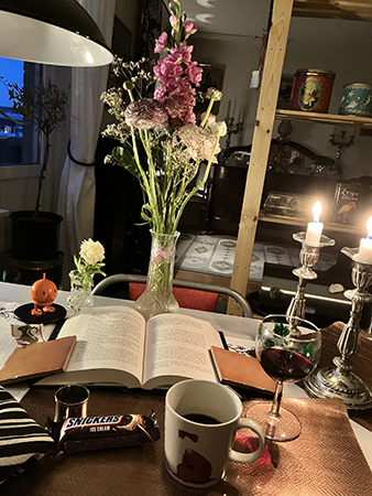 Söndagsdessert Snickersglass en halv mugg kaffe bokuppslag Hopptimisten