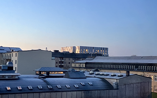 UKK genom balkongfönstret en kall marsmorgon 2025