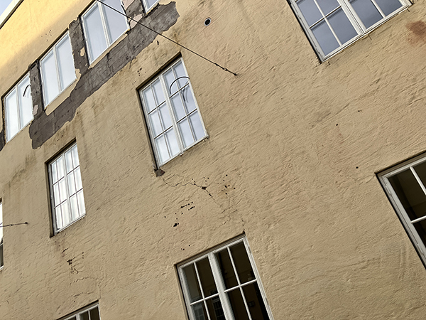 Flagnad puts i fasaden