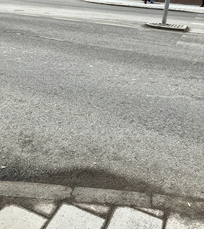 Grå morgon i stan gata trottoarkant Grå morgon i stan gata trottoarkant